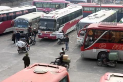 Các phương tiện hoạt động trong bến xe Lương Yên. (Ảnh: Đình Huệ/TTXVN)