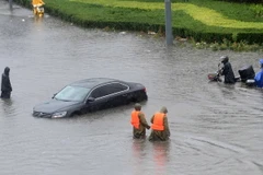 Nước lũ nhấn chìm nhiều tuyến đường ở Trung Quốc. (Ảnh: AFP/TTXVN)