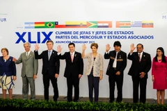 Lãnh đạo các nước thành viên Mercosur chụp ảnh chung tại hội nghị lần thứ 49 tại thủ đô Asuncion, Paraguay, tổ chức tháng 12/2015. (Ảnh: THX/TTXVN)