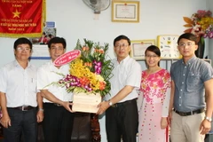 Phó Trưởng ban Thường trực Ban Chỉ đạo Tây Nguyên Trần Việt Hùng, đến thăm và tặng hoa chúc mừng cán bộ, phóng viên Cơ quan Thường trú Thông tấn xã Việt Nam tại Đắk Lắk. (Ảnh: Dương Giang/TTXVN)