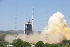 Tên lửa Trường Chinh 4B mang theo các vệ tinh rời bệ phóng từ Trung tâm phóng vệ tinh Thái Nguyên ngày 30/5 vừa qua. (Ảnh: THX/TTXVN)