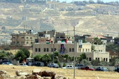 Quang cảnh bên ngoài Văn phòng cơ quan tình báo Jordan trại Baqaa sau vụ tấn công ngày 6/6 vừa qua. (Ảnh: AFP/TTXVN)