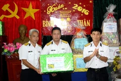 Thăm, tặng quà và chúc Tết cán bộ, chiến sỹ nhà giàn DK1. (Ảnh: Trần Việt/TTXVN)