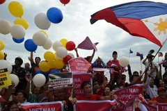 Các nhà hoạt động Philippines vui mừng sau phán quyết của Tòa Trọng tài ở Lahay trong cuộc tuần hành tại Manila ngày 12/7 vừa qua. (Ảnh: AFP/TTXVN)