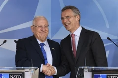 Tổng thư ký NATO Jens Stoltenberg và Tổng thống Israel Reuven Rivlin tại cuộc họp báo chung sau cuộc gặp ở Brussels, Bỉ. (Ảnh: AFP/TTXVN)