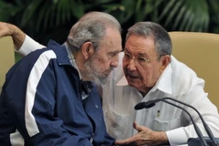 Lãnh tụ Cuba Fidel Castro (trái) và Chủ tịch Cuba Raul Castro - em trai ông. (Ảnh: AFP/TXVN)