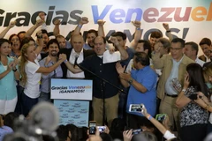 Những người ủng hộ Liên minh đối lập mừng chiến thắng tại thủ đô Caracas, sau khi công bố kết quả. (Ảnh: AFP/TTXVN)