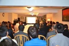 Đại sứ Việt Nam tại Canada Tô Anh Dũng cùng bà con Việt kiều. (Ảnh: TTXVN)