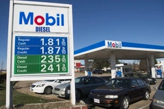 Bảng giá xăng tại Woodbridge, Virginia, Mỹ ngày 5/1 vừa qua. (Ảnh: AFP/TTXVN)