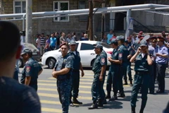 Cảnh sát Armenia phong tỏa các tuyến phố dẫn đến đồn cảnh sát Erebuni ở Yerevan ngày 18/7 vừa qua. (Ảnh: AFP/TTXVN)