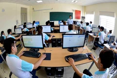 Sinh viên trong giờ học công nghệ thông tin. (Ảnh: Thanh Hà/TTXVN)