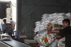 Vận chuyển gạo xuất khẩu. (Ảnh: Đình Huệ/TTXVN)