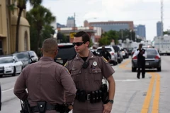 Cảnh sát Mỹ tuần tra tại khu vực gần hiện trường vụ xả súng. (Ảnh: THX/TTXVN)