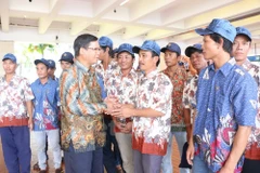 Đại sứ Hoàng Anh Tuấn thăm hỏi và dặn dò ngư dân trước khi về nước. (Ảnh: Đỗ Quyên/Vietnam+) 