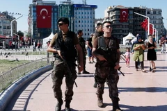 Binh sỹ đặc nhiệm của Thổ Nhĩ Kỳ được tăng cường an ninh tại Quảng trường Taksim ở Istanbul ngày 21/7 vừa qua. (Ảnh: EPA/TTXVN)