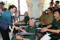 Chủ tịch Quốc hội Nguyễn Thị Kim Ngân đến thăm, tặng quà tại Trung tâm Điều dưỡng thương binh, người có công Long Đất, thị trấn Long Hải. (Ảnh: Trọng Đức/TTXVN)