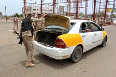  Binh sỹ Yemen gác tại một chốt kiểm soát an ninh ở thị trấn Lahej, cách thành phố Aden khoảng 30km ngày 15/4 vừa qua. (Ảnh: AFP/TTXVN)