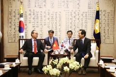 Chủ tịch Ủy ban Trung ương Mặt trận Tổ quốc Việt Nam Nguyễn Thiện Nhân gặp Chủ tịch Hạ viện Hàn Quốc Chung Sye-kyun. (Ảnh: Yonhap/TTXVN)