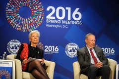 Giám đốc IMF Christine Lagarde (trái) và chuyên gia kinh tế Đại học Harvard Mỹ Larry Summers tại hội nghị. (Ảnh: AFP/TTXVN)