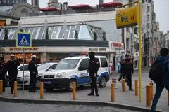Cảnh sát Thổ Nhĩ Kỳ tuần tra trên các đường phố sau vụ tấn công khủng bố ở Istanbul. (Ảnh: AFP/TTXVN)