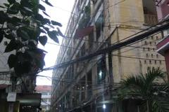 Chung cư Cô Giang ở quận1, TP.HCM xuống cấp nặng. (Ảnh: Hoàng Hải/TTXVN)