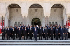 Các thành viên Chính phủ mới của Tunisia tại lễ tuyên thệ. (Ảnh: THX/TTXVN)
