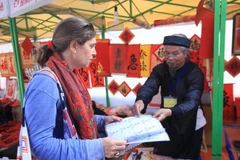 "Phố Ông Đồ” Hà Nội tại ở khu vực Văn Miếu-Hà Nội vào năm 2014. (Ảnh: Anh Tuấn/TTXVN)