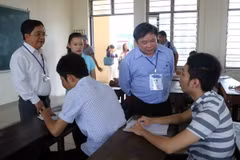 Thứ trưởng Bộ Giáo dục và Đào tạo Bùi Văn Ga đến kiểm tra công tác tổ chức thi THPT quốc gia năm 2016 tại Cụm thi số 40 Đại học Đà Nẵng. (Ảnh: Trần Lê Lâm/TTXVN)