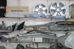 Nhiều phụ tùng ôtô không rõ nguồn gốc xuất xứ đã bị phát hiện và thu giữ trong sáng 14/2 (Ảnh: Đức Duy/Vietnam+)