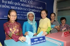 Đồng bào dân tộc Chăm TP Hồ Chí Minh bỏ phiếu bầu cử tại khu vực bỏ phiếu số 89, phường 13, quận 3. (Ảnh: Thanh Vũ/TTXVN)