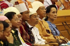 Tổng thống U Htin Kyaw (thứ hai bên phải) và Cố vấn quốc gia Aung San Suu Kyi (đầu tiên bên phải) tại cuộc họp Quốc hội ở Nay Pyi Taw, Myanmar ngày 30/3 vừa qua. (Ảnh: THX/TTXVN)