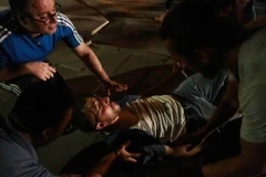 Chuyển người bị thương trên đường phố Ankara trong thời điểm diễn ra đảo chính, ngày 16/7. (Ảnh: AFP/TTXVN) 