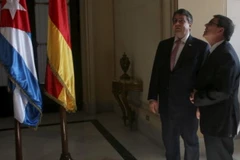 Phó Thủ tướng Đức Sigmar Gabriel và Bộ trưởng Ngoại thương Cuba Rodrigo Malmierca trước khi ký bản ghi nhớ ở La Habana, ngày 7/1. (Nguồn: Reuters)