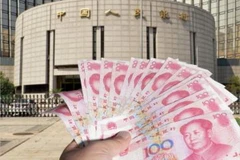 Đồng tiền giấy mệnh giá 100 nhân dân tệ được giới thiệu bên ngoài Ngân hàng PBOC tại Bắc Kinh. (Ảnh: Kyodo/TTXVN)