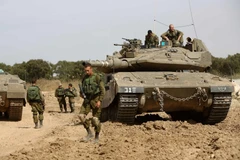 Binh sỹ Israel gác tại khu vực gần Nahal Oz, giáp giới Gaza ngày 4/5 vừa qua. (Ảnh: AFP/TTXVN)