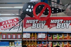 Bảng khuyến cáo người dân nên tự bảo vệ mình trước virus Zika tại một cửa hàng bán các sản phẩm diệt muỗi và đồ dùng gia đình ở Singapore. (Ảnh: EPA/TTXVN)