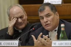 Tổng thống Ecuador Rafael Correa (phải) ban bố tình trạng khẩn cấp trên toàn quốc sau trận động đất kinh hoàng. (Ảnh: AFP/TTXVN)