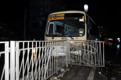 Xe khách phá hỏng hàng chục mét dải phân cách bằng sắt. (Ảnh: Nguyễn Hoàng/TTXVN) 