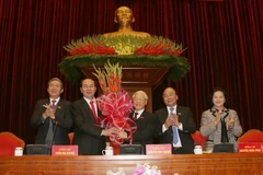 Các đại biểu Hội nghị lần thứ nhất Ban Chấp hành Trung ương Đảng khóa XII chúc mừng ông Nguyễn Phú Trọng được tín nhiệm bầu làm Tổng Bí thư Ban Chấp hành Trung ương Đảng Cộng sản Việt Nam khoá XII. (Ảnh: TTXVN)