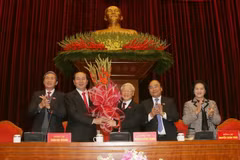 Các đại biểu Hội nghị lần thứ nhất Ban Chấp hành Trung ương Đảng khóa XII chúc mừng ông Nguyễn Phú Trọng được tín nhiệm bầu làm Tổng Bí thư Ban Chấp hành Trung ương Đảng Cộng sản Việt Nam khoá XII. (Ảnh: TTXVN)
