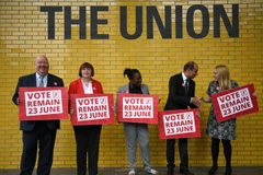 Các nhà vận động kêu gọi ở lại EU tại Manchester, Anh ngày 16/6 vừa qua. (Ảnh: AFP/TTXVN)