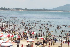 Du khách vui chơi, tắm biển tại khu vực bãi biển Vũng Tàu. (Nguồn: baobariavungtau)