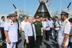 Tổng Bí thư Nguyễn Phú Trọng thăm tàu hộ vệ tên lửa Lý Thái Tổ. (Ảnh: Trí Dũng/TTXVN)