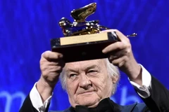 Đạo diễn Ba Lan Jerzy Skolimowski được trao giải thưởng Thành tựu trọn đời tại Liên hoan phim quốc tế Venice. (Ảnh: EPA/TTXVN)