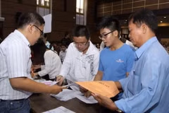 Thí sinh nộp hồ sơ đăng ký xét tuyển đợt 1 vào Đại học Kinh tế Thành phố Hồ Chí Minh. (Ảnh: Phương Vy/TTXVN)