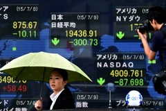 Bảng tỷ giá chứng khoán tại một sàn giao dịch ở Tokyo. (Ảnh: AFP/TTXVN)