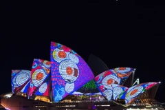 Nhà hát Opera Sydney lung linh sắc màu trong lễ hội "Vivid Sydney 2016," hồi tháng Sáu vừa qua. (Ảnh: THX/TTXVN)