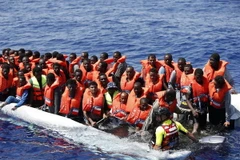 Tàu của lực lượng cứu hộ giải cứu người di cư ngoài khơi bờ biển Libya ngày 18/8 vừa qua. (Ảnh: EPA/TTXVN)