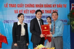 Quang cảnh lễ trao giấy chứng nhận đầu tư. (Ảnh: Sỹ Tuyên/Vietnam+)