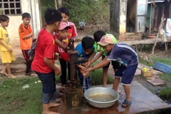 Niềm vui của trẻ em khi có nước sạch sinh hoạt. (Ảnh: Lê Sen/TTXVN)